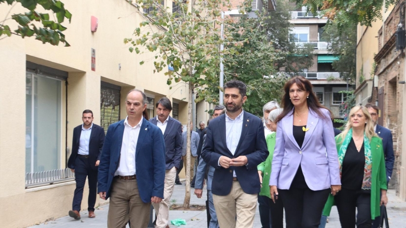 La presidenta de Junts, Laura Borràs, i el secretari general, Jordi Turull, arriben a la seu del partit acompanyant el vicepresident destituït, Jordi Puigneró, i la resta de consellers de Junts.