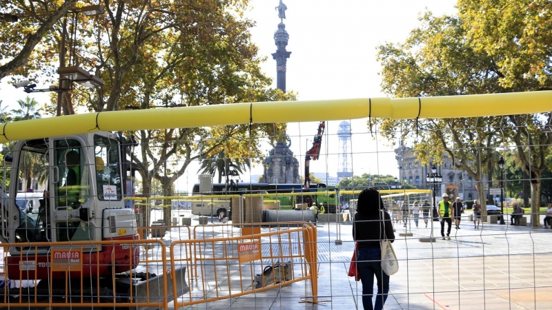 Obres al tram inferior de la Rambla de Barcelona, amb el monument de Colom al fons, el dia en què ha començat la primera fase per remodelar el passeig.