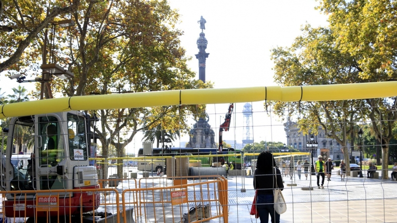 Obres al tram inferior de la Rambla de Barcelona, amb el monument de Colom al fons, el dia en què ha començat la primera fase per remodelar el passeig.