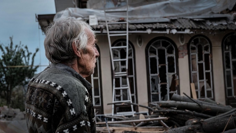 Volodímir observa su casa, semi destruida por los proyectiles rusos, en la localidad de Tsyrkuny (Kharkiv) que ha sido recientemente liberada por el Ejército ucraniano. María Senovilla