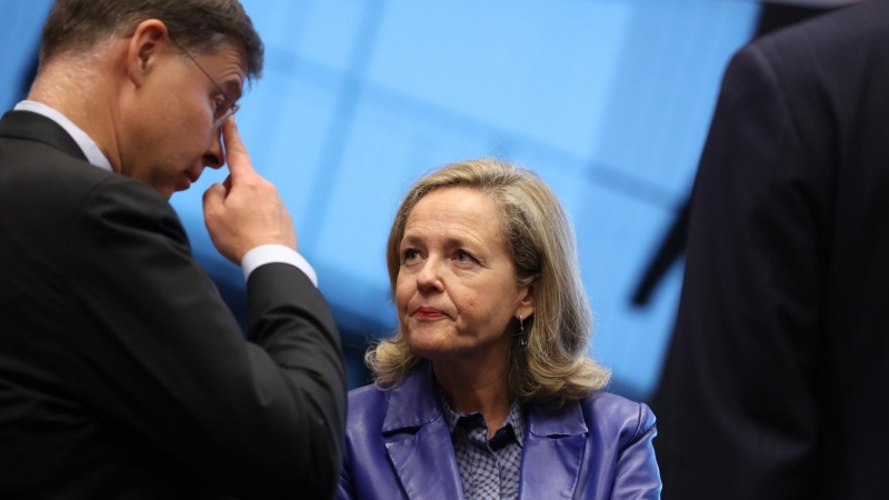 La vicepresidenta y ministra de Asuntos Económica, Nadia Calviño, conversa con el vicepresidente de la Comisión Europea, Valdis Dombrovskis, antes del comienzo de la reunión de ministros de Finanzas de la Eurozona (Eurogrupo), en Luxemburgo. EFE/EPA/JULIE