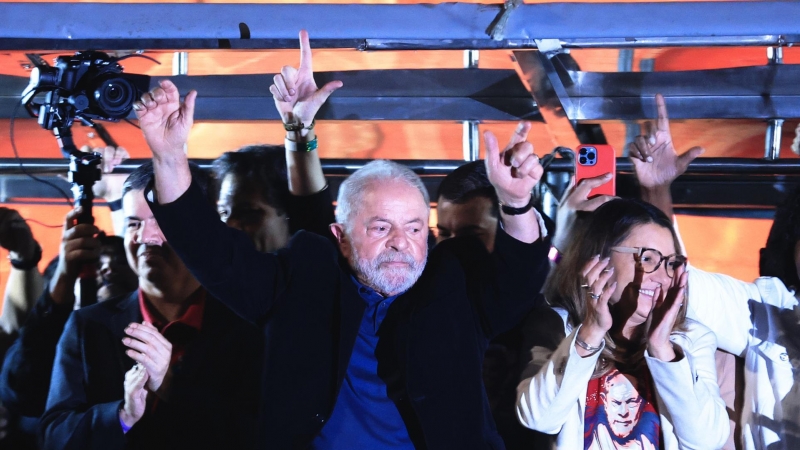 02/10/2022-El expresidente y candidato presidencial Luiz Inácio Lula da Silva, acompañado de su esposa, Rosangela da Silva (d), saluda a simpatizantes que celebran los resultados de las elecciones presidenciales este domingo, en la Avenida Paulista de Sao