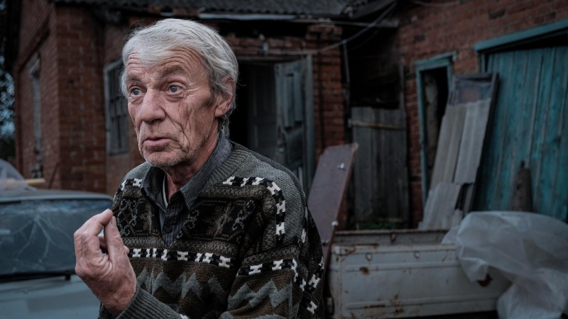 Volodímir, junto a su casa semi destruida por los proyectiles rusos, en la localidad de Tsyrkuny (Járkov). María Senovilla