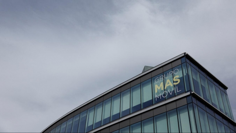 El logo de MasMovil en su sede en la localidad madrileña de Alcobendas. REUTERS/Susana Vera