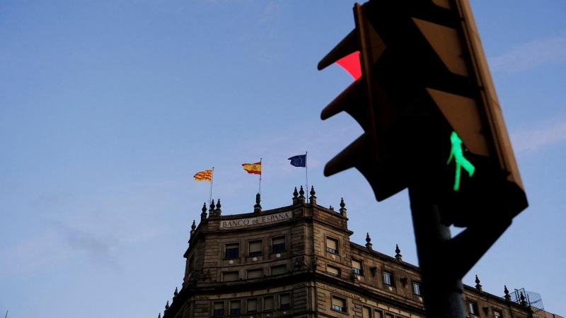 El edificio del Banco de España en Barcelona, cerca de un semáforo en rojo. REUTERS/Nacho Doce