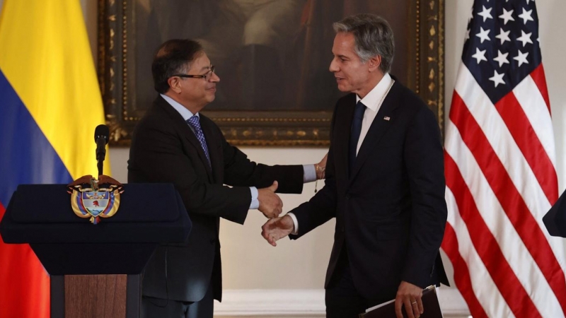 El presidente de Colombia Gustavo Petro le da la mano al secretario de Estado de Estados Unidos, Antony Blinken, tras una rueda de prensa este lunes en la Casa de Nariño en Bogotá (Colombia).