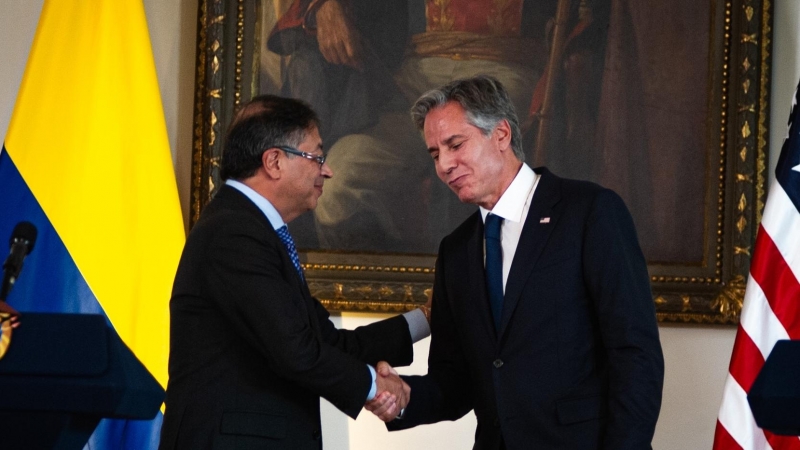 El presidente colombiano, Gustavo Petro, le da la mano al secretario de los Estados Unidos, Antony Blinken, durante su visita oficial a Colombia