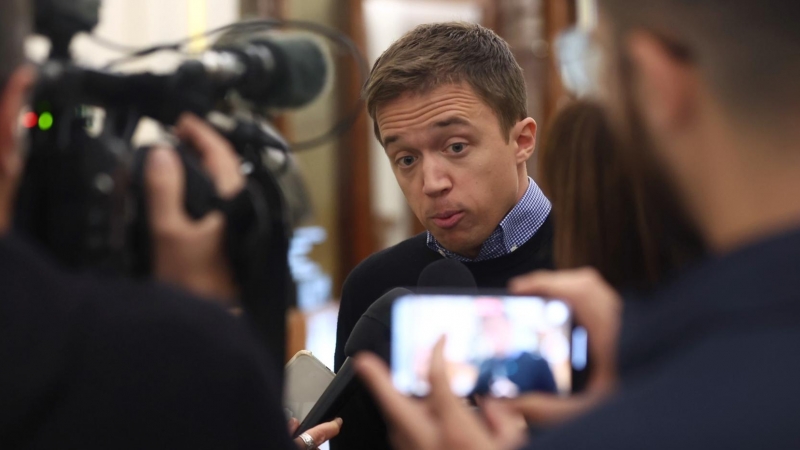 El diputado del grupo Más País-Verdes Equo, Íñigo Errejón, ofrece declaraciones a los medios de comunicación