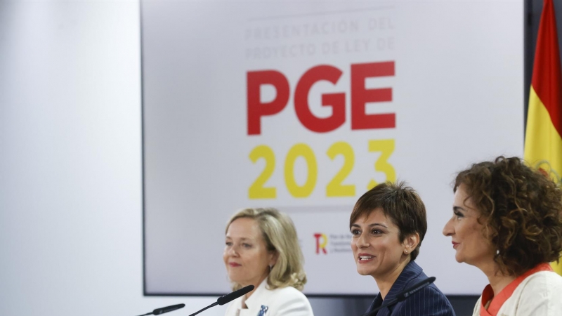 La portavoz del Gobierno y ministra de Política Territorial, Isabel Rodríguez (c) junto a la vicepresidenta primera del Gobierno, Nadia Calviño (i) y la ministra de Hacienda, María Jesús Montero (d) durante la rueda de prensa tras el Consejo de Ministros