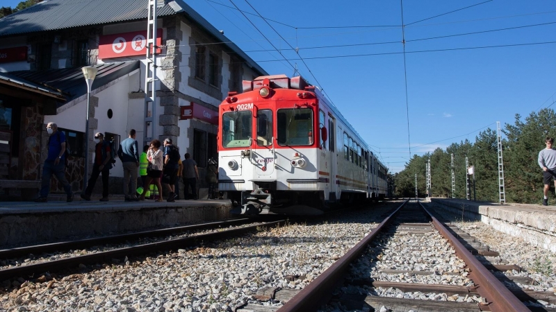 Viajeros en el andén junto a un tren de Cercanías. Imagen de Archivo.