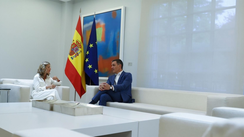 El presidente del Gobierno, Pedro Sánchez , conversa con la vicepresidenta segunda y ministra de Trabajo y Economía Social, Yolanda Díaz, durante un encuentro celebrado este martes en el Palacio de la Moncloa.