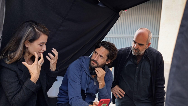 04/10/2022. Juan Diego Botto, con Penélope Cruz y Luis Tosar, durante el rodaje de la película.