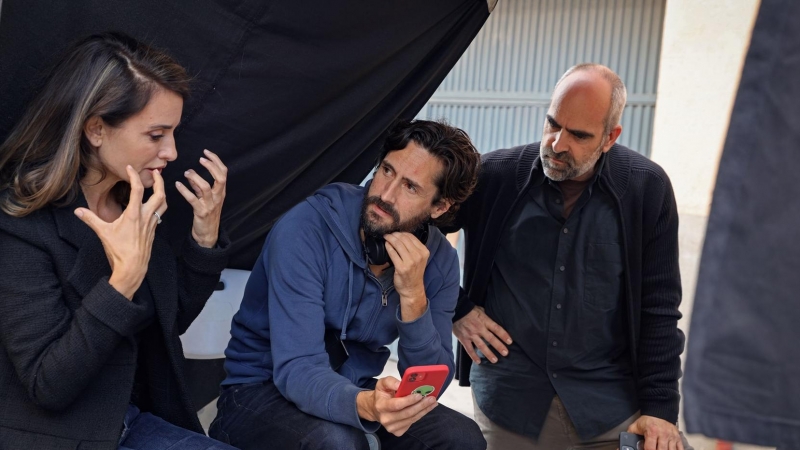 04/10/2022. Juan Diego Botto, con Penélope Cruz y Luis Tosar, durante el rodaje de la película.