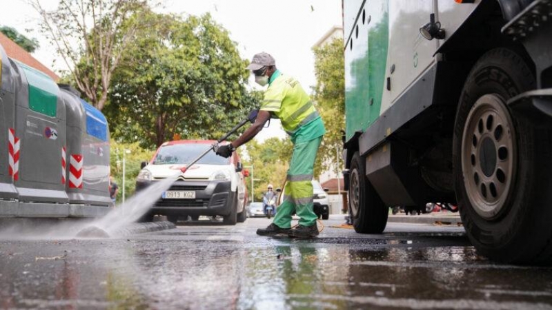 Trabajadores de la limpieza en una de las calles de Barcelona.