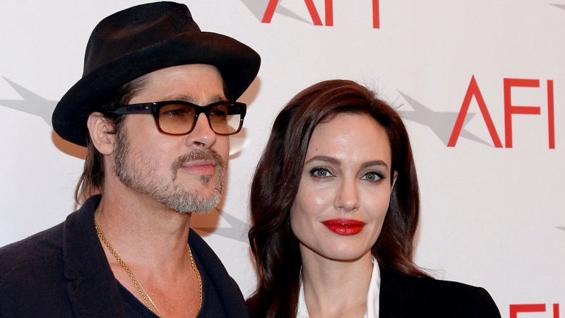 El actor Brad Pitt y la actriz y directora Angelina Jolie posan en los Premios AFI