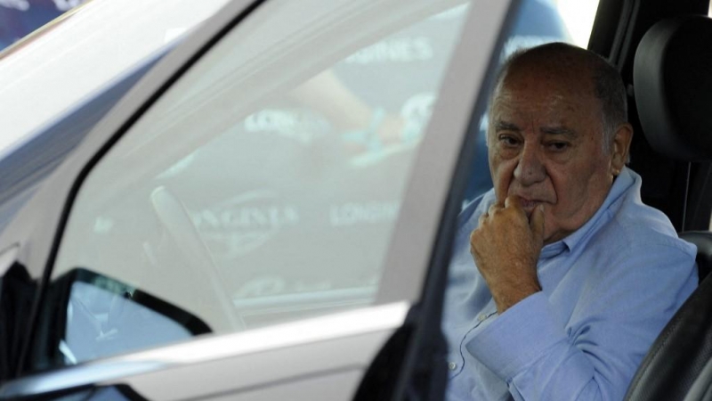 El fundador y presidente del grupo de moda Inditex Amancio Ortega se sienta en un coche al final de la 32ª edición del Concurso Internacional de Saltos de A Coruña en el Centro Ecuestre Casas Novas de Arteixo,