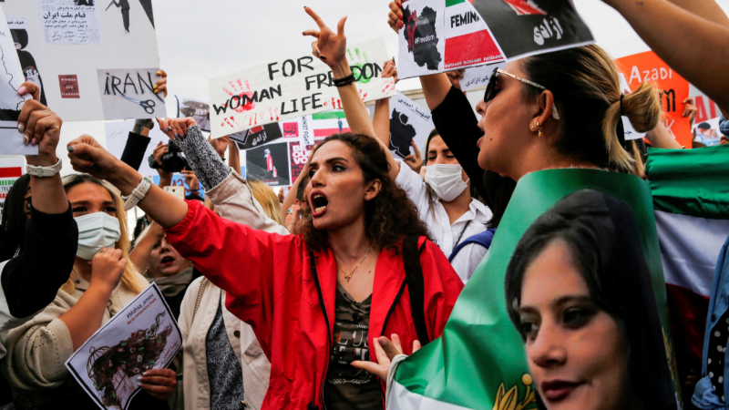 Mujeres gritan en Estambul (Turquía) consignas durante una manifestación tras la muerte de Mahsa Amini en Irán el 2 de octubre de 2022.