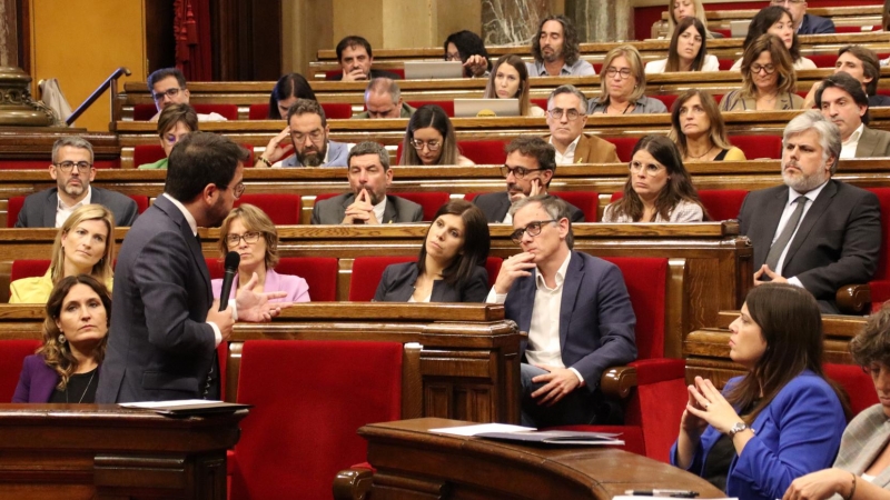 El president de la Generalitat, Pere Aragonès, responent al president del grup parlamentari de Junts, Albert Batet, a la sessió de control.