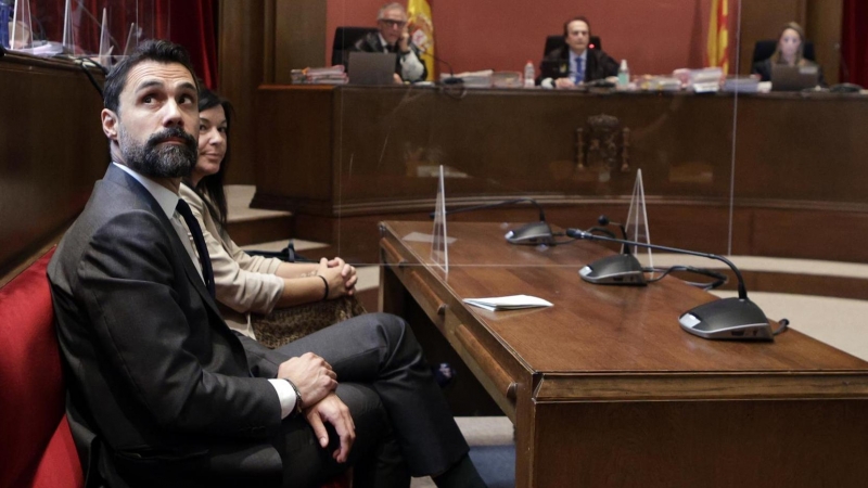 El expresident del Parlament de Cataluña y conseller de Empresa y Trabajo, Roger Torrent, durante la vista celebrada en el Tribunal Superior de Justicia de Cataluña (TSJC), a 5 de octubre de 2022.