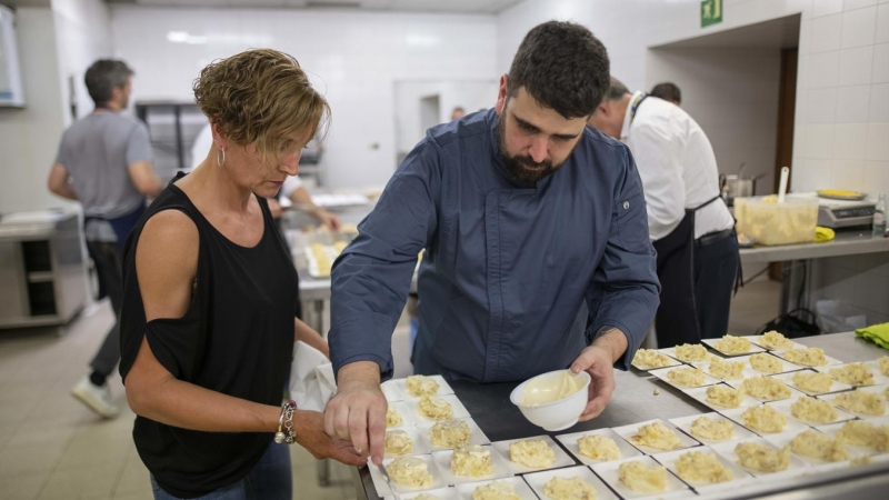 La mejor ensaladilla rusa de España 2022 se prepara con patata asada en el restaurante Castru Gaiteru de Llanes (Asturias), de Pedro Antonio Noriega, que ha logrado acabar con el monopolio malagueño de las tres últimas ediciones de este popular concurso d