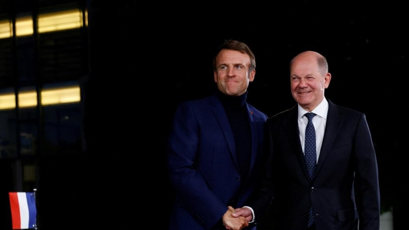 05/10/2022. El canciller alemán, Olaf Scholz, da la bienvenida al presidente francés Emmanuel Macron, en Berlín, a 3 de octubre de 2022.