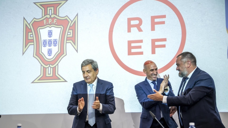 05/10/2022-El presidente de la Federación Portuguesa de Fútbol, Fernando Gomes, el presidente de la Real Federación Española de Fútbol, Luis Rubiales, y el presidente de la Federación Ucraniana de Fútbol, Andriy Pavelko, durante una rueda de prensa para a