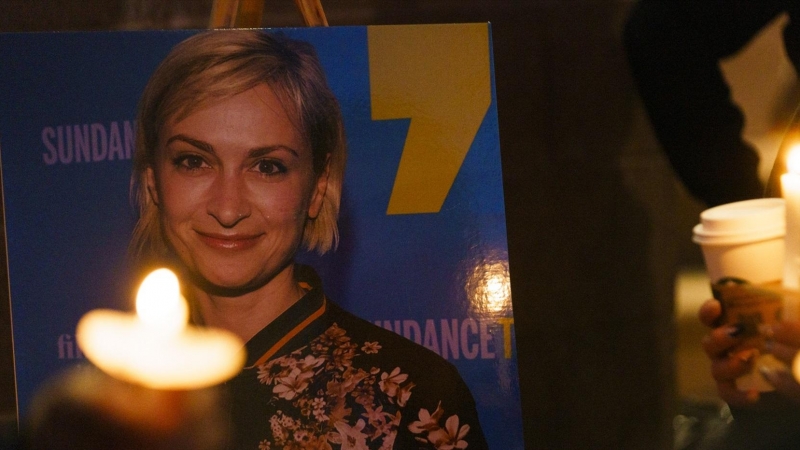 La gente sostiene velas durante una vigilia en la Plaza Cívica de Albuquerque para recordar a la cinematógrafa ucraniana-estadounidense Halyna Hutchins tras su muerte en el set de la película Rust.