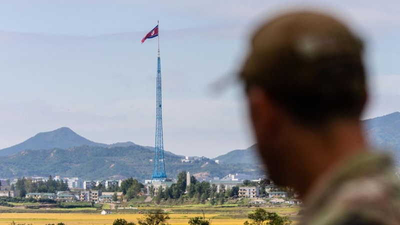 Un soldado de Naciones Unidas divisa una bandera de Corea del Norte desde la zona desmilitarizada que separa las dos Coreas, a 4 de octubre de 2022.