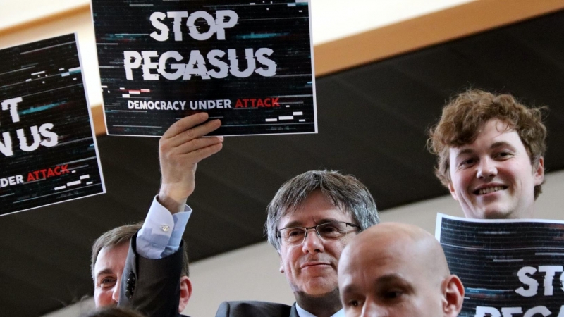 04/05/2022 - Carles Puigdemont en una protesta a l'Eurocambra contra l'espionatge amb Pegasus.