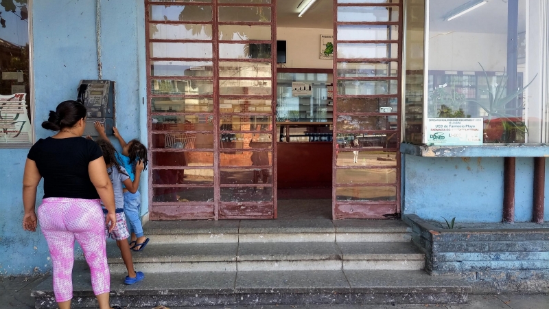 Fotografía de una farmacia en la isla de Cuba.