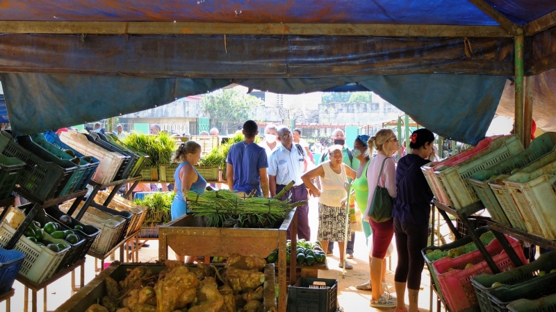 Fotografía de un mercado en Cuba.
