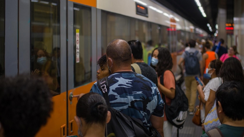 Viajeros suben a un tren en Barcelona. Imagen de Archivo.