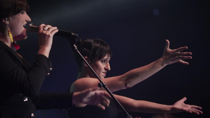 Rozalén y Beatriz Romero, durante un concierto de la gira 'El árbol y el bosque', celebrado en Pamplona