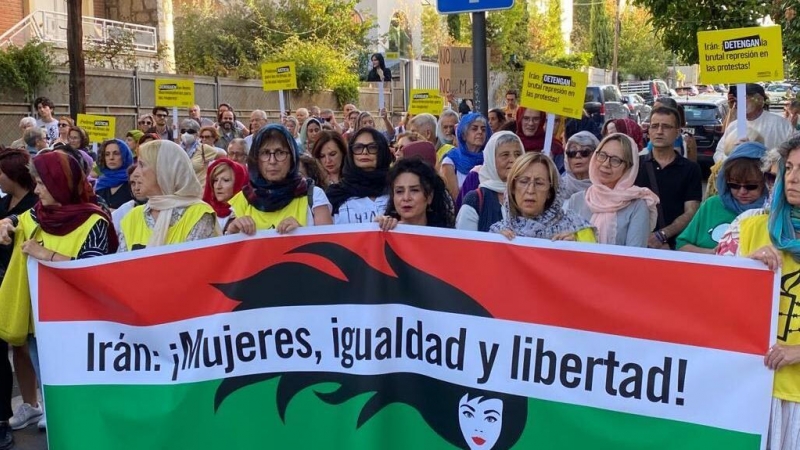 Concentración por los derechos de las mujeres frente a la embajada de Irán