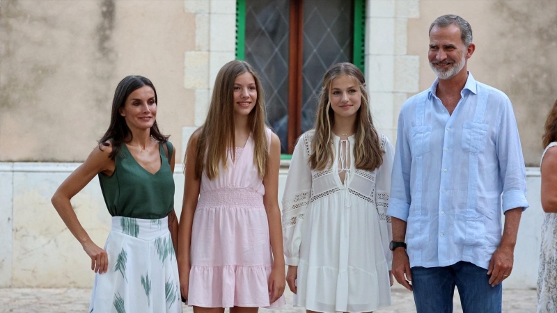 El Rey Felipe IV, la Reina Letizia, la Princesa Leonor y la Infanta Sofía durante su visita a la Cartuja de Valldemossa donde inauguran sus vacaciones estivales en familia, a 1 de agosto de 2022, en Valldemossa (Islas Baleares, España).
