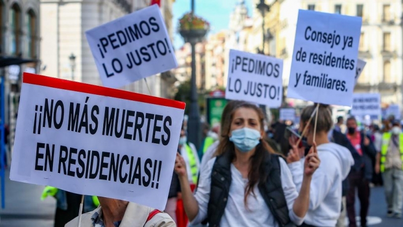 Componentes de Marea de Residencias sostienen pancartas durante la manifestación convocada por una ley estatal 'justa, digna y consensuada', en Madrid, (España), a 26 de septiembre de 2020