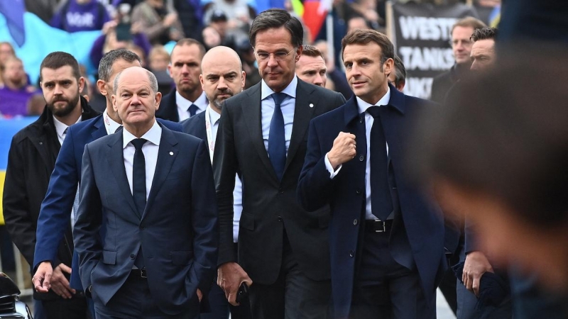 De izquierda a derecha, el canciller alemán Olaf Scholz, el primer ministro holandés Mark Rutte y el presidente francés Emmanuel Macron llegan a la cumbre informal de la Unión Europea en Praga, República Checa, a 7 de octubre de 2022.