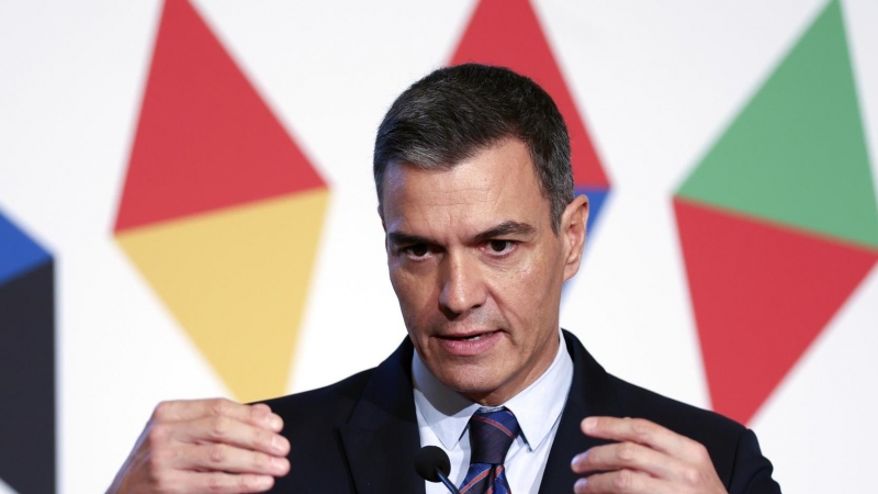 El presidente del Gobierno, Pedro Sánchez, tras la comparecencia en Praga de este viernes.