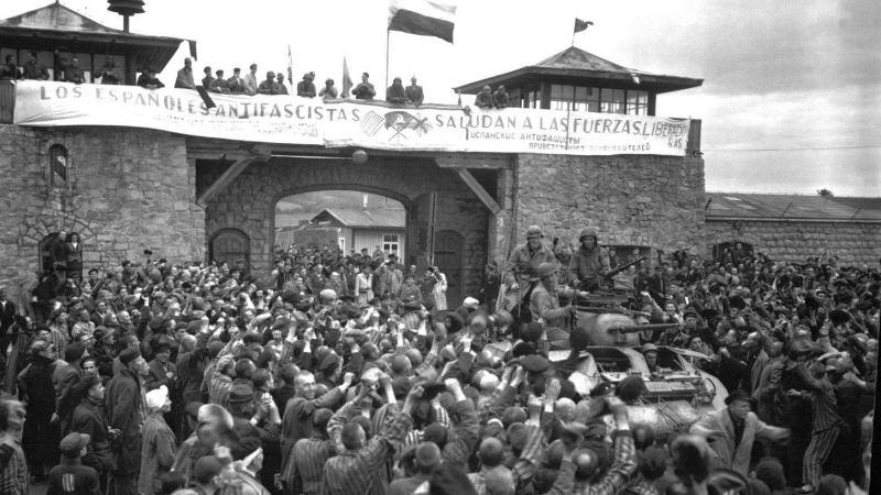 Prisioneros liberados del campo de concentración nazi de Mauthausen bajo la pancarta hecha por los españoles republicanos.