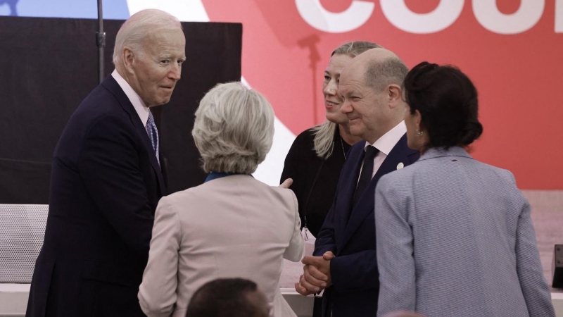 El presidente de EEUU, Joe Biden, la presidenta de la Comisión Europea, Ursula von der Leyen (de espaldas), y el canciller alemán, Olaf Scholz, charlan en la VII Conferencia de Reposición del Fondo Mundial para combatir el Sida, la Malaria y la Tuberculos