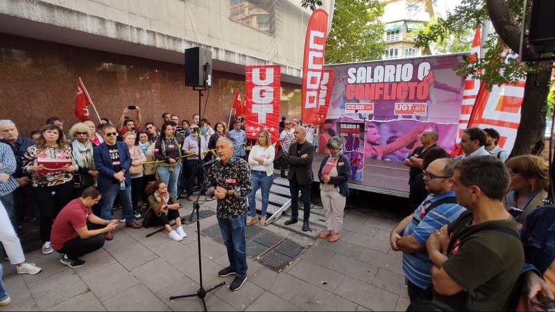 El secretario general de UGT, Pepe Álvarez, interviene durante la concentración de los sindicatos delante de la sede de CEOE. Detrás de él están la secretaria general de UGT Madrid, Marina Prieto, el secretario general de CCOO, Unai Sordo, y la secretaria