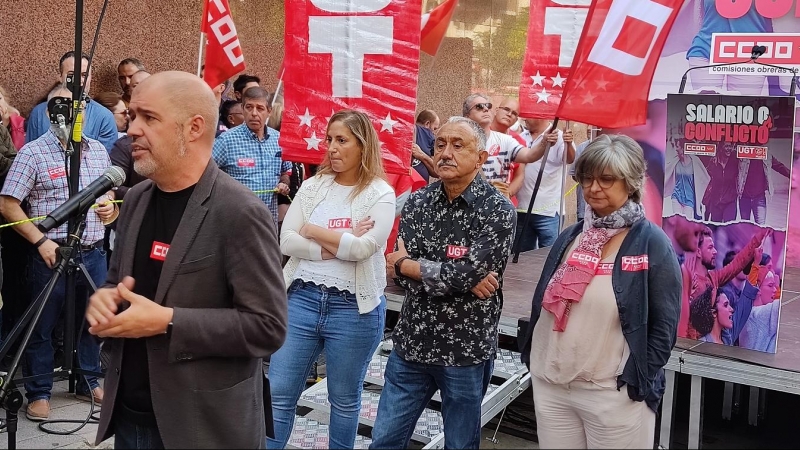 El secretario general de CCOO, Unai Sordo, interviene durante la concentración de los sindicatos delante de la sede de CEOE. Detrás de él están la secretaria general de UGT Madrid, Marina Prieto, el secretario general de UGT, Pepe Álvares, y la secretaria