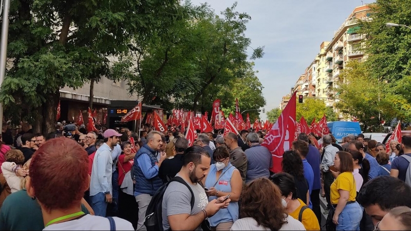 Vista de la concentración de los sindicatos UGT y CCOO delante de la sede de CEOE. Guillermo Martinez