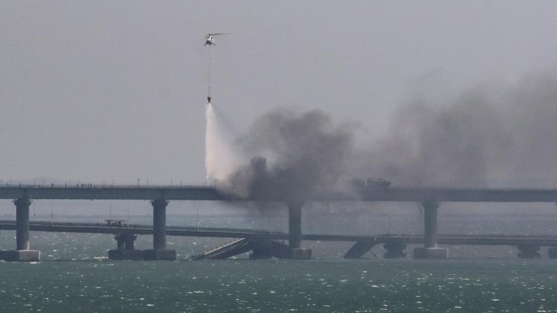 08/10/2022 Un helicóptero participa en las tareas de extinción del incendio en el puente de Crimea