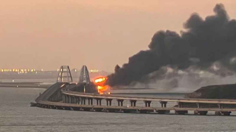 Las llamas se vislumbran en el puente de Crimea tras el incendio del tanque de combustible de un tren