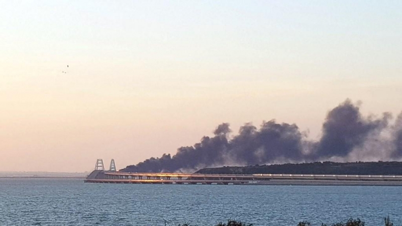 Fotografía que muestra un espeso humo negro saliendo de un incendio en el puente de Kerch que une Crimea con Rusia, luego de que explotara un camión cerca de Kerch, el 8 de octubre de 2022.