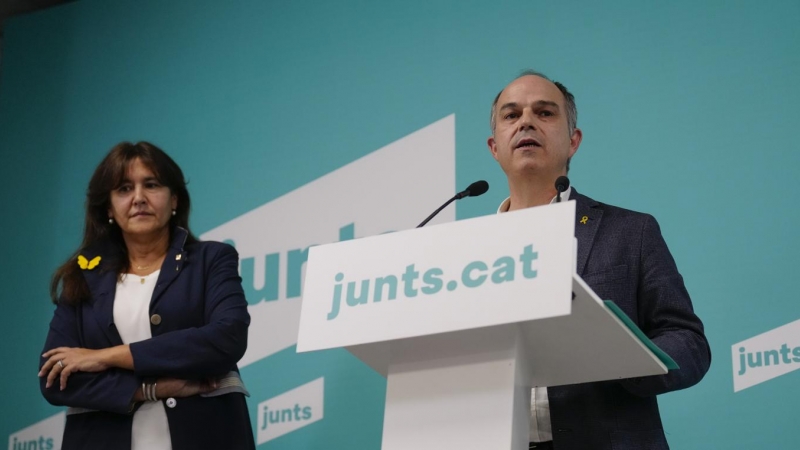 La líder de JxCat, Laura Borràs, y el secretario general, Jordi Turull, en la rueda de prensa donde anunciaban los resultados de la votación de los militantes para decidir su salida del Govern.