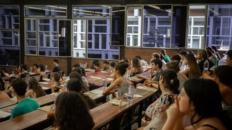 Un grupo de alumnos, antes de comenzar uno de los exámenes de las pruebas de acceso a la universidad del año 2022 en Catalunya, en la Facultad de Economía y Empresa de la Universidad de Barcelona