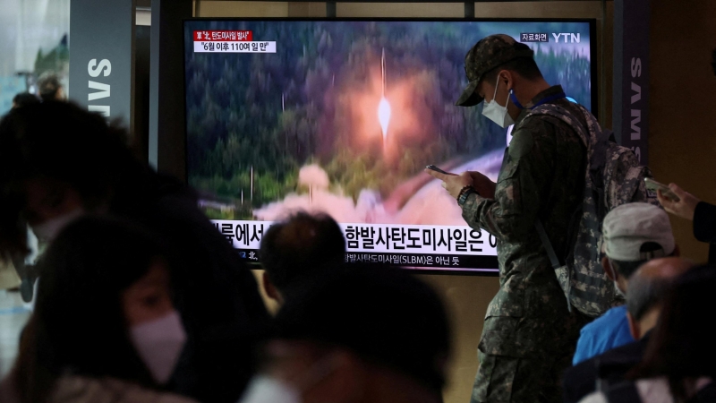 Un soldado de Corea del Sur frente a un televisor que transmite cómo Corea del Norte dispara un misil balístico hacia el mar frente a su costa este, en Seúl, Corea del Sur