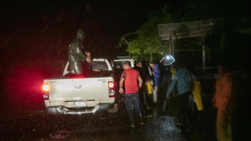 Varias personas son evacuadas hacia refugios en la madrugada de hoy, antes de la llegada del huracán Julia a Bluefields (Nicaragua).